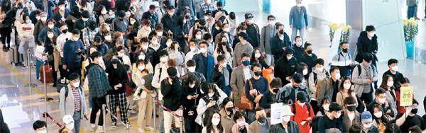 국내 백신 접종률이 오르며 `위드 코로나`가 임박한 가운데 여행 수요 확대에 대한 기대감이 커지고 있다. 한 여행업계 관계자는 "현재 관광산업 경기는 코로나19 이전의 60~70% 선까지 회복한 모양새"라고 전했다. 주말인 17일 김포공항 국내선이 여행객들로 북적이고 있다. [박형기 기자]