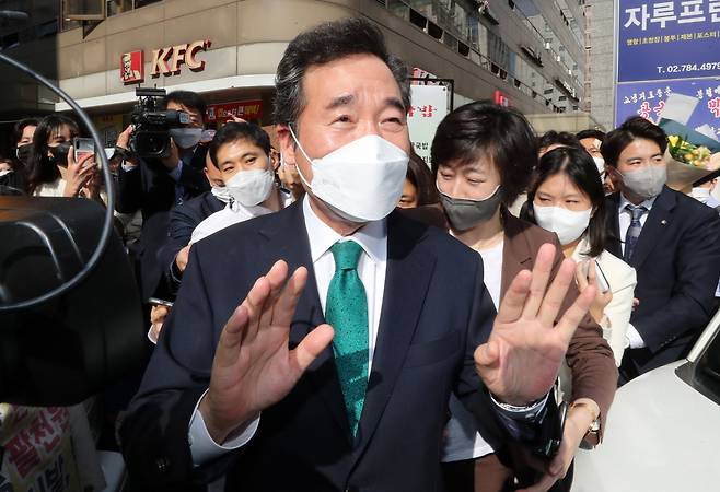 더불어민주당 이낙연 전 대표가 지난 14일 서울 여의도 대산빌딩에서 열린 이낙연 필연캠프 해단식을 마친 뒤 입장표명 없이 자리를 떠나고 있다. [연합]
