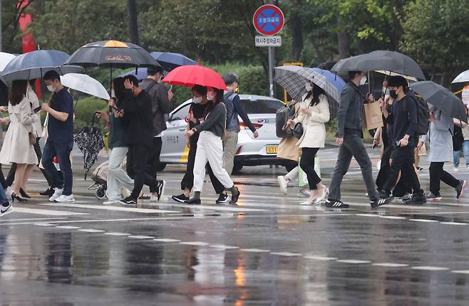비가 내린 10일 오후 서울 용산역 앞에서 시민들이 우산을 쓴 채 이동하고 있다. 연합뉴스