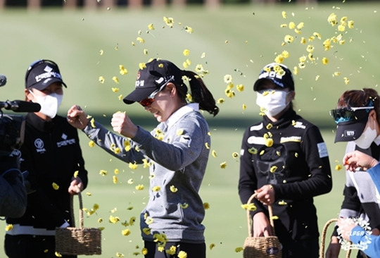 동료선수들에게 축하를 받고 있는 이정민. KLPGA