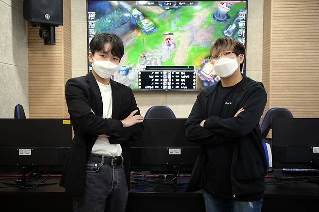 [광주=뉴시스] 송창헌 기자 =e스포츠 신흥 메카로 떠오르고 있는 광주로 유학(遊學)온 경남 창원 출신 장수민(왼쪽)씨와 서울 출신 최환씨. 이들은 국내 최대 규모의 e스포츠 전용경기장부터 교육원, 전국대회 개최, 지역 대학 전문학과에 이르기까지 e스포츠산업 인프라를 탄탄히 갖춘 광주에서 실력과 경험을 쌓아 e스포츠 업계 차세대 리더로 성공하는 것을 꿈꾸고 있다. (사진=광주시 제공) 2021.10.17 photo@newsis.com *재판매 및 DB 금지