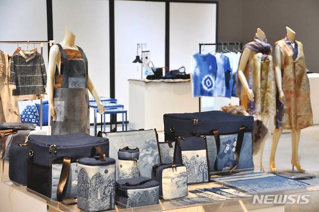 [나주=뉴시스] 이창우 기자 = 아름다운 우리 한글을 주제로 진행된 '제16회 대한민국천연염색문화상품 공모전' 수상작들. (사진=나주천연염색문화재단 제공) 2021. 10.17 photo@newsis.com