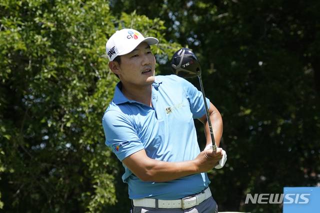 [맥키니=AP/뉴시스]강성훈이 13일(현지시간) 미 텍사스주 매키니의 TPC 크레이그 랜치에서 열린 미국프로골프(PGA) 투어 AT&T 바이런 넬슨 첫날 2번 홀에서 티샷 후 타구를 바라보고 있다. '디펜딩 챔피언' 강성훈은 경기가 진행 중인 현재 5언더파로 공동 31위를 기록하고 있다. 2021.05.14.