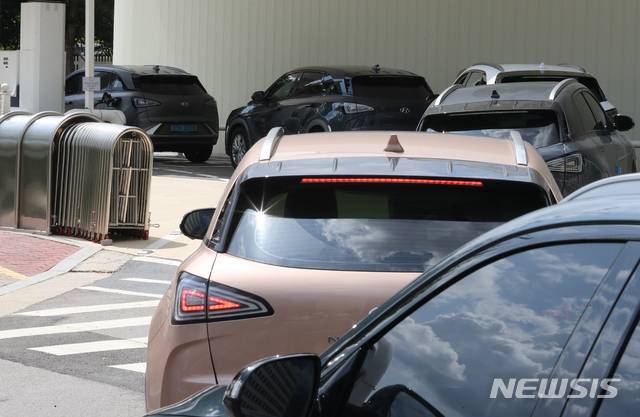 [서울=뉴시스] 배훈식 기자 = 서울 영등포 국회수소충전소에서 수소차들이 충전을 위해 대기하고 있다. 2021.08.17. dahora83@newsis.com