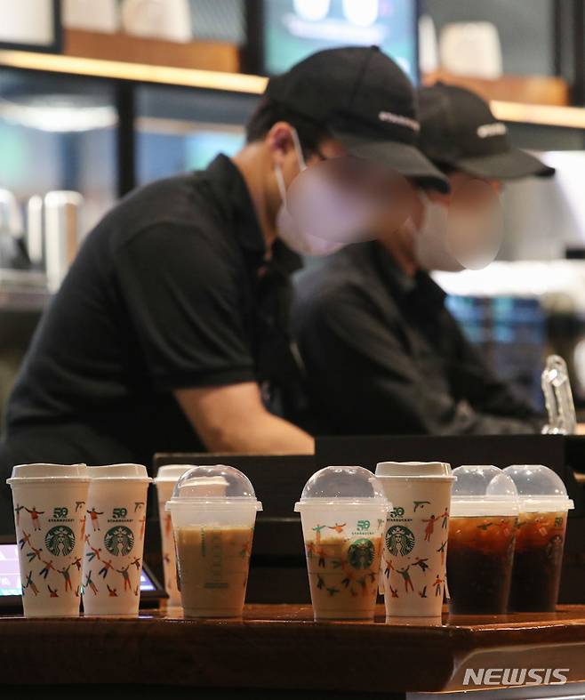 [서울=뉴시스] 권창회 기자 = 28일 오전 서울 중구 스타벅스 프레스센터점에 리유저블 컵에 담긴 커피가 놓여있다. ‘리유저블 컵 데이’는 스타벅스 50주년과 세계 커피의 날(10월 1일)을 기념해 진행되는 캠페인이다. 일회용 컵 사용 절감에 대한 친환경 메시지를 전달하기 위해 기획됐다. 2021.09.28. kch0523@newsis.com