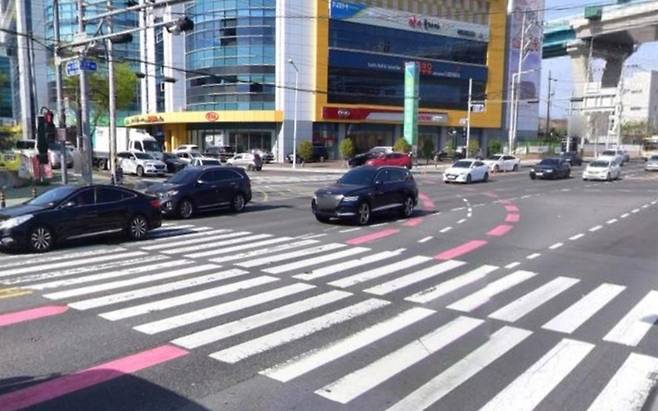 [울산=뉴시스]울산 울주군 장검교차로 일원에 조성된 색깔 유도선. (사진=울산경찰청 제공) photo@newsis.com *재판매 및 DB 금지