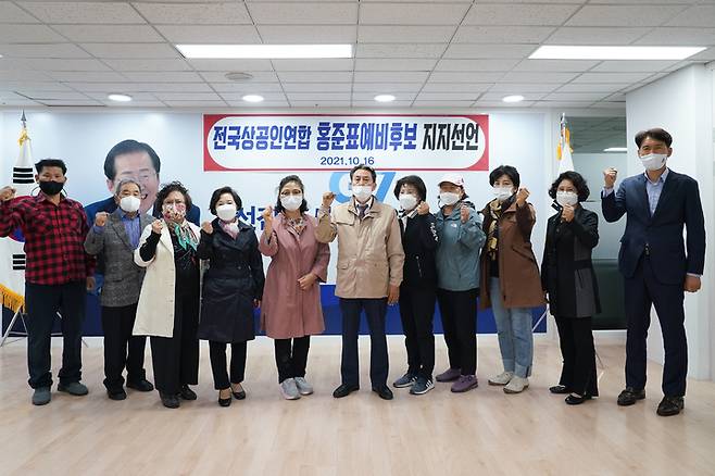 17일 홍준표캠프에 따르면 단체들은 전날 오후 서울 여의도 홍준표캠프 사무실에서 홍 의원에 대한 지지선언을 했다. 이날 지지를 표한 단체는 36개로 회원은 총 1만4000여명인 것으로 알려졌다. (사진제공=홍준표캠프) *재판매 및 DB 금지