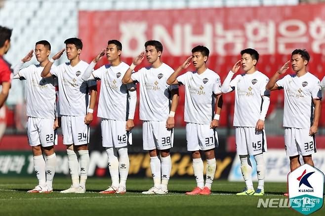 [서울=뉴시스] 경례 세리머니 중인 김천 상무. (사진=프로축구연맹 제공)