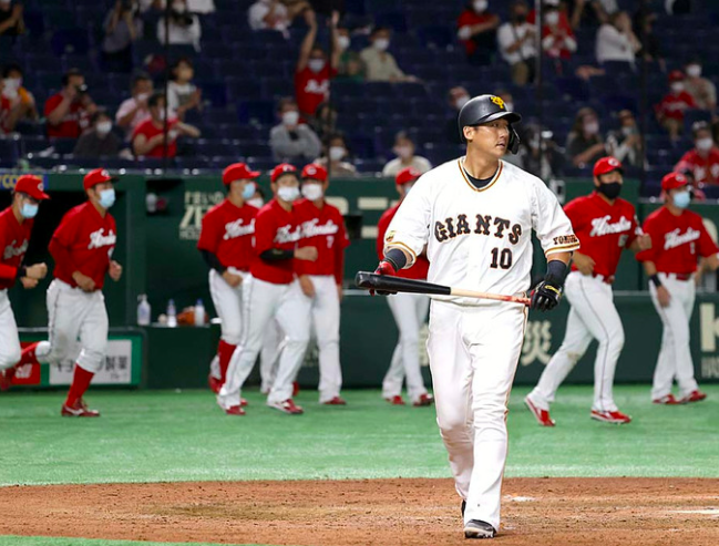 요미우리 나카타 쇼가 9회 2사 마지막 타석에서 삼진을 당한 뒤 아쉬워하고 있다. /요미우리 자이언츠 홈페이지