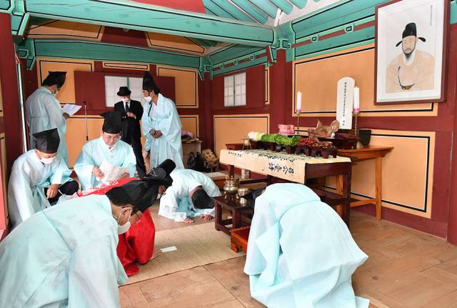 ▲강원 삼척시 산양서원은 지난 16일 방촌 황희 선생의 공덕을 추모하는 제향을 봉행하고 있다. 조선조 500년을 통틀어 으뜸가는 명재상이라 일컬어지는 방촌(厖村) 황희(黃喜)는 영의정으로 무려 30년 동안 태종으로부터 세종, 문종에 이르기까지 세 임금을 연이어 섬기면서 93세의 고령으로 세상을 때까지 나라를 위해 진력하던 유명한 정치가였다. ⓒ삼척시