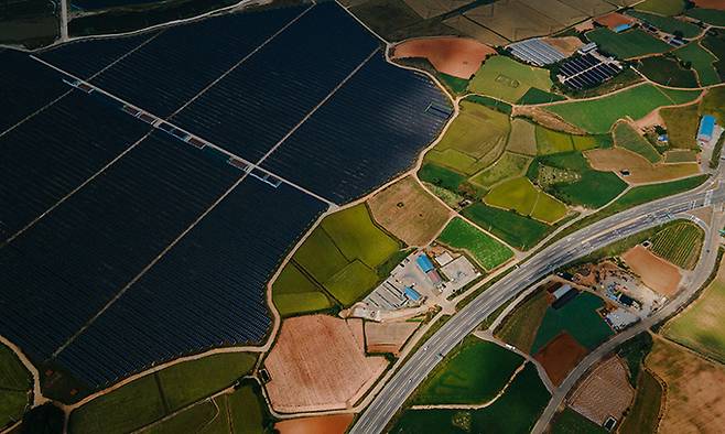전남 무안군 운남면 인근 간척지에 대규모 태양광 패널이 설치돼 있다.