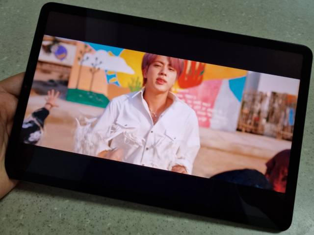 샤오미 패드5로 BTS의 뮤직비디오를 재생했다. 끊김없이 깔끔한 화질을 즐길 수 있다. /윤민혁 기자
