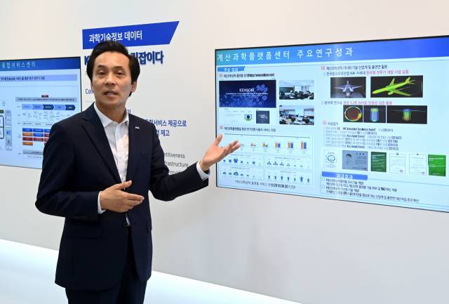 김재수 한국과학기술정보연구원(KISTI) 원장이 15일 서울경제와의 인터뷰에서 출연연이 국민의 기대에 부응하기 위해서는 기업가 정신이 필요하다고 강조하고 있다. /권욱 기자