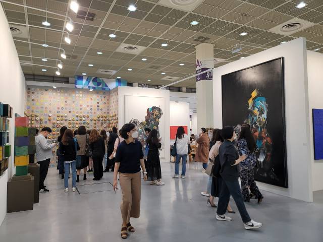 키아프에 참가한 학고재 갤러리 부스 전경. 김재용 작가의 도넛형 도자 작품인 앞에 관람객들이 몰려 있다.