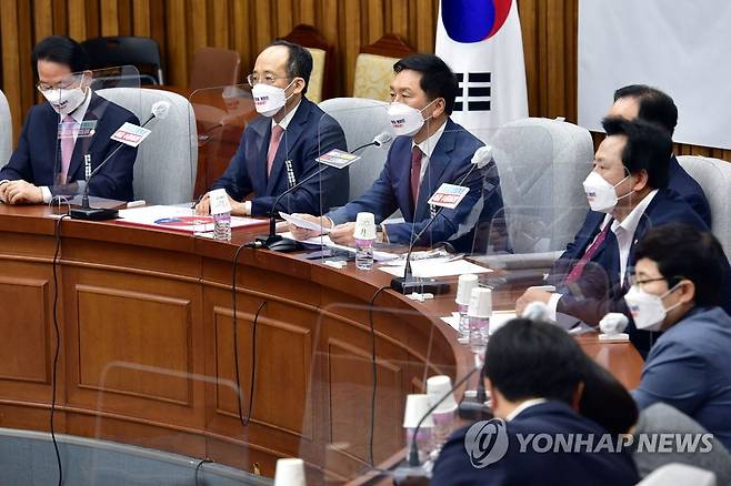 발언하는 국민의힘 김기현 원내대표 (서울=연합뉴스) 안정원 기자 = 국민의힘 김기현 원내대표가 15일 국회에서 열린 국정감사 대책회의에 참석, 발언하고 있다. 2021.10.15 [국회사진기자단] jeong@yna.co.kr