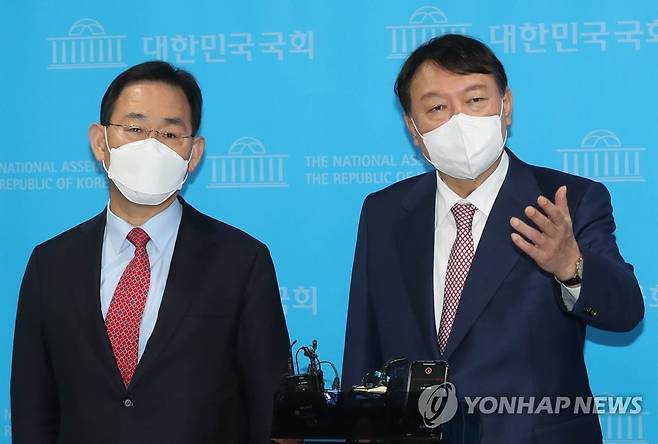 질문에 답하는 윤석열과 주호영 (서울=연합뉴스) 하사헌 기자 = 국민의힘 윤석열 대선 경선 후보(오른쪽)와 선거대책위원장으로 합류한 주호영 의원(왼쪽)이 17일 오전 서울 여의도 국회 소통관에서 주 의원 영입 기자회견을 한 뒤 취재진의 질문에 답하고 있다. 2021.10.17 [국회사진기자단] toadboy@yna.co.kr