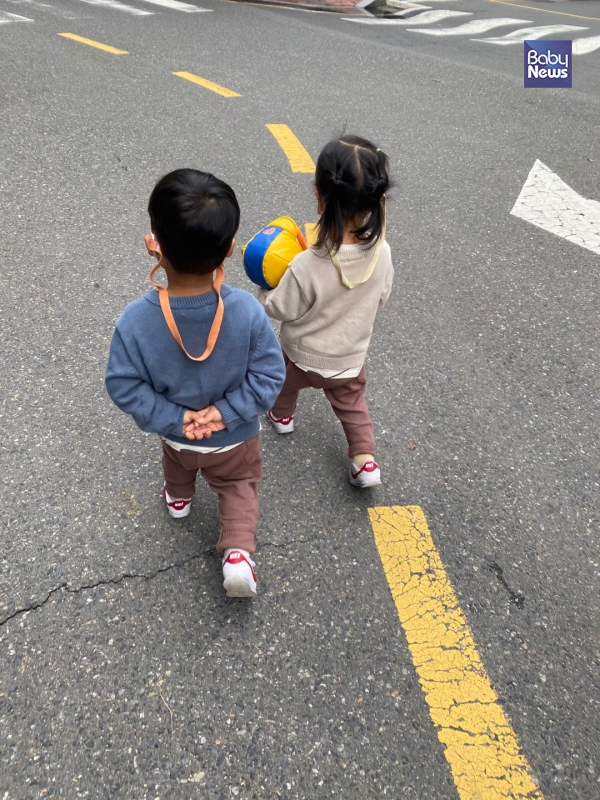 어린이집 하원길. 이렇게 잘 걸어서, 심지어 뒷짐까지 지고 느긋하게 걸어서 다 큰 줄 알았네. ⓒ최가을