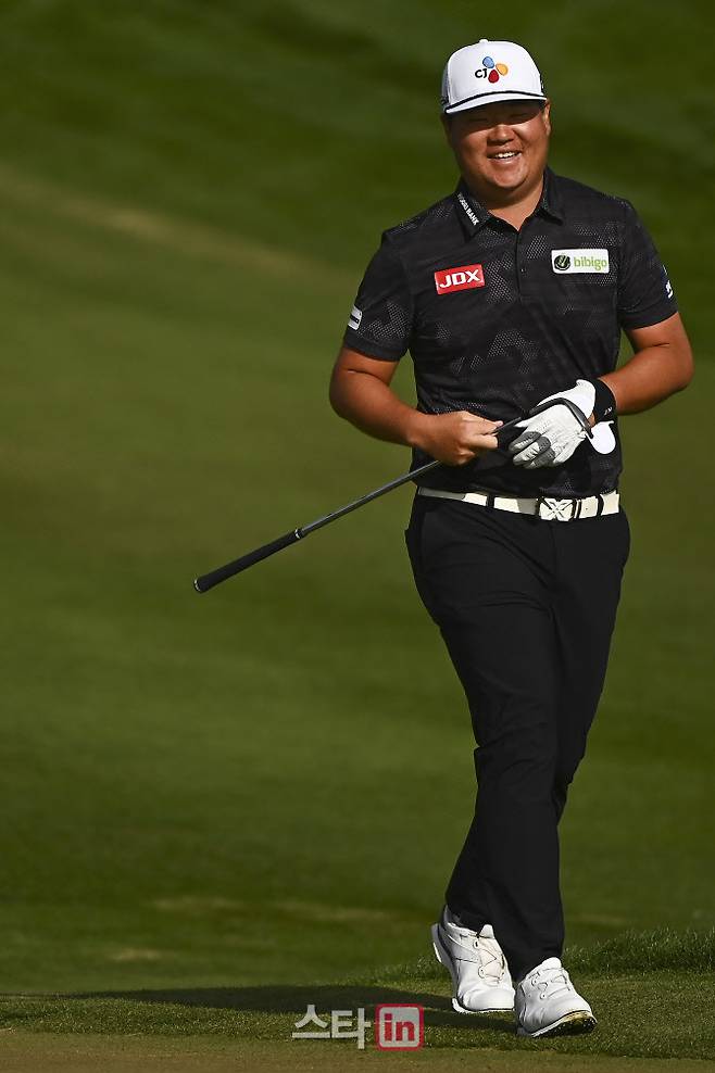 임성재가 1번홀에서 칩인 이글에 성공한 뒤 환하게 웃으며 그린으로 걸어가고 있다. (사진=게티이미지 for 더CJ컵)