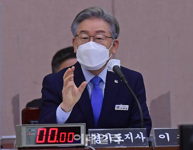 더불어민주당 대선 후보인 이재명 경기도지사가 18일 경기도 수원시 경기도청에서 열린 국회 행정안전위원회의 경기도에 대한 국정감사에서 의원 질의에 답하고 있다. 2021.10.18 [국회사진기자단]