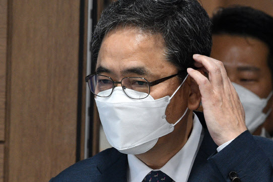 무소속 곽상도 의원이 아들의 ‘화천대유 퇴직금 50억원’ 논란과 관련 지난 2일 오전 서울 여의도 국회 소통관에서 국회의원직 사퇴 기자회견을 마친 뒤 기자회견장을 나서고 있다.(사진=연합뉴스)