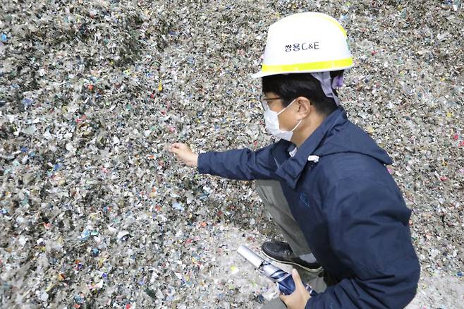 쌍용C&E 동해공장 내 순환자원 저장고에 있는 폐합성수지 더미. 이곳에서 분쇄를 거친 폐합성수지는 시멘트 소성로 연료 투입구로 컨베이어를 타고 공급된다. (사진=쌍용C&E)