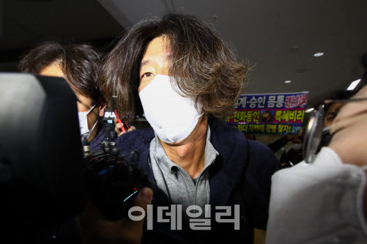 미국에 체류 중이던 성남시 대장동 개발 의혹 사건의 핵심 인물로 꼽히는 남욱 변호사가 18일 오전 인천국제공항에서 검찰에 긴급 체포돼 공항을 나서고 있다. (사진=방인권 기자)