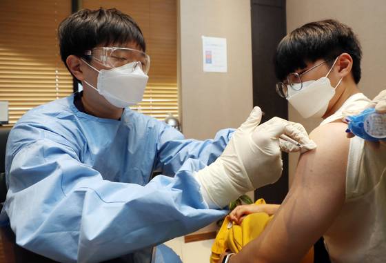 16~17세 청소년 대상 코로나19 백신 접종 첫날 〈사진=연합뉴스〉