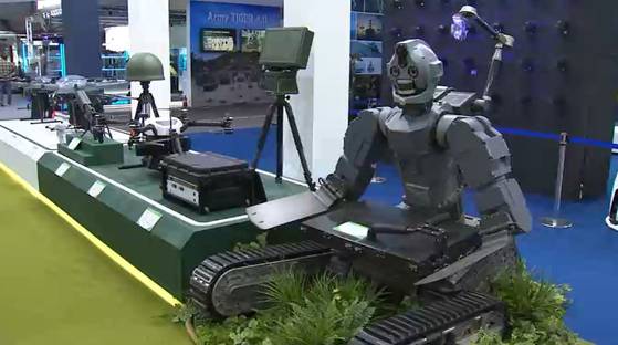 '서울 아덱스 2021' 실내 전시장 국방부 홍보 부스에 구난 로봇과 소형 드론 등이 전시돼 있다. 〈사진=윤샘이나 기자〉