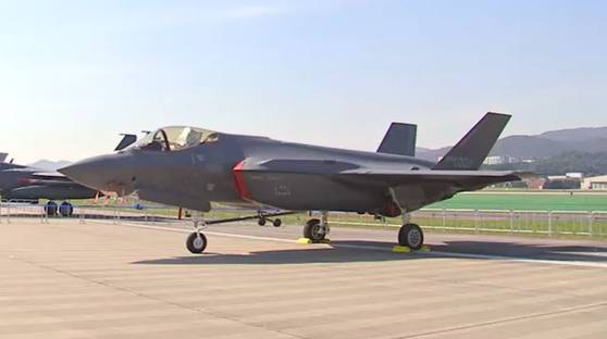 18일 경기도 성남시 서울공항 활주로에 공군 주력 전투기 'F-35A' 1호기가 전시돼 있다. 〈사진=윤샘이나 기자〉