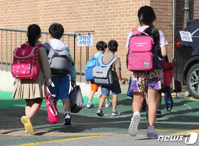 서울 서대문구 한 초등학교에서 학생들이 등교를 하고 있다. 2021.9.6/뉴스1 © News1 이성철 기자