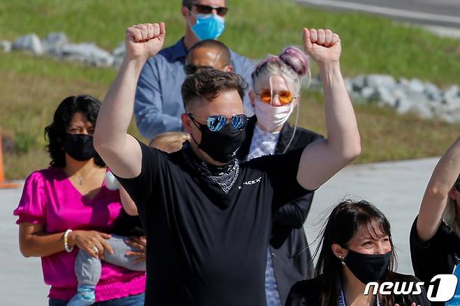 미국의 스페이스X 창업자인 일런 머스크가 15일(현지시간) 플로리다주 케이프 커내버럴의 케네디 우주센터 39A발사장에서 '인스퍼레이션 4' 우주비행에 나서기 위해 팰컨9 로켓으로 향하는 민간인 관광객들을 전송하며 두 팔을 치켜들고 있다 © 로이터=뉴스1 © News1 우동명 기자