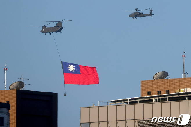 건국기념일을 앞두고 대만 국기가 상공에 펄럭이고 있다. © 로이터=뉴스1 © News1 정윤영 기자