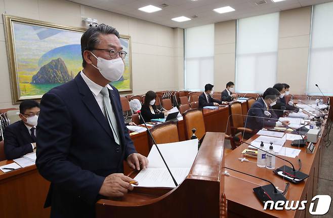 이명호 한국예탁결제원 사장이 18일 서울 여의도 국회에서 열린 정무위원회의 예금보험공사, 한국예탁결제원, 한국자산관리공사, 한국주택금융공사 등에 대한 국정감사에서 업무보고를 하고 있다. 2021.10.18/뉴스1 © News1 구윤성 기자