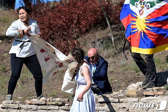 행사보안 요원이 티베트 운동가들을 제지하고 있다. © AFP=뉴스1