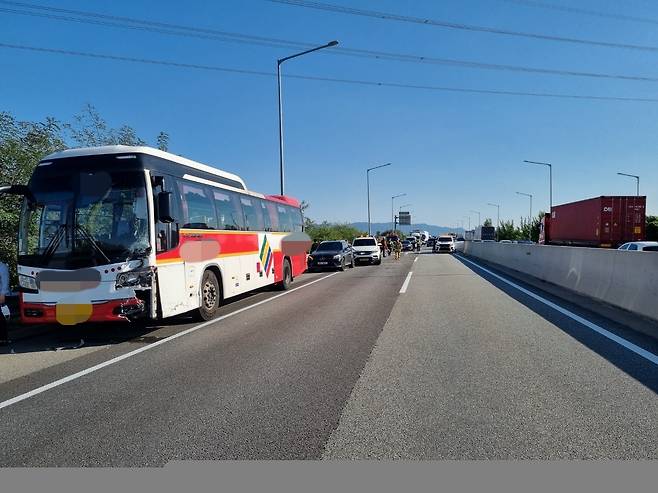 18일 오후 2시 29분께 6중 추돌사고가 발생한 천안고속도로 상행선 연무IC 인근 현장(논산소방서 제공)© 뉴스1