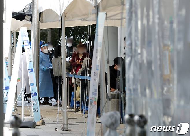 18일 서울 마포구보건소 내 선별진료소에서 시민들이 코로나19 검사를 받기 위해 대기하고 있다. /뉴스1 © News1 이동해 기자