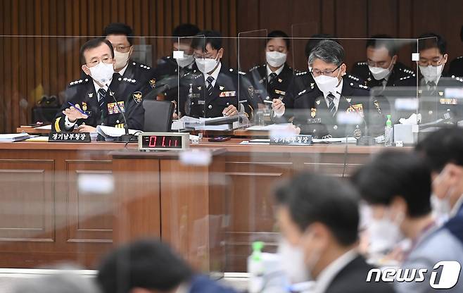 김원준 경기남부경찰청장(사진 왼쪽)이 18일 오후 경기도 수원시 장안구 경기남부경찰청 대회의실에서 열린 국회 행정안전위원회의 경기남·북부경찰청에 대한 국정감사에서 의원 질의에 답변하고 있다. 2021.10.18/뉴스1 © News1 경기사진공동취재단