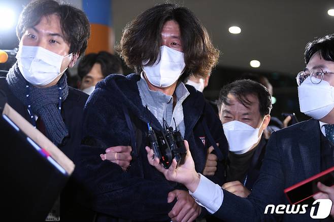 경기 성남시 대장동 개발 특혜 의혹의 핵심인물 중 한 명인 남욱 변호사가 18일 오전 인천국제공항에서 검찰에 긴급 체포돼 차량으로 향하고 있다. . 2021.10.18/뉴스1 © News1 이승배 기자