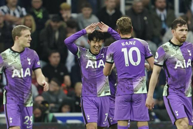 손흥민(가운데)이 18일(한국시간) 뉴캐슬 유나이티드전에서 득점 후 케인과 기쁨을 나누고 있다. 뉴캐슬 | AP연합뉴스