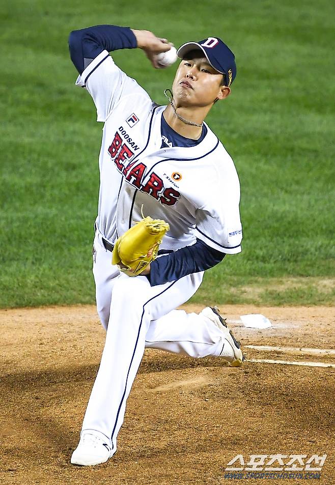 2021 KBO리그 두산 베어스와 KIA 타이거즈의 더블헤더 2차전이 17일 잠실구장에서 열렸다. 1회초 두산 현도훈이 역투하고 있다. 잠실=박재만 기자 pjm@sportschosun.com/2021.10.17/