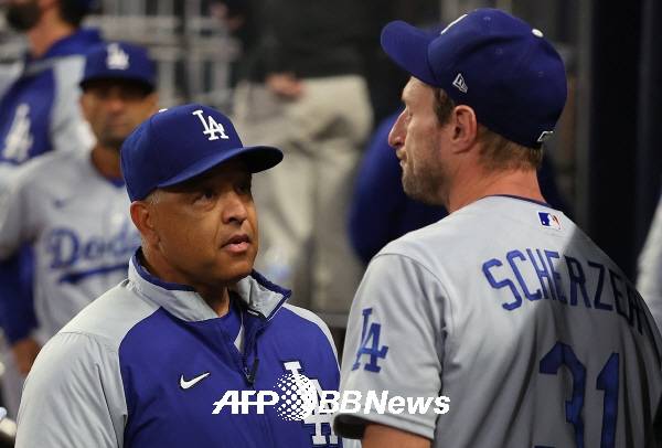 데이브 로버츠 감독(왼쪽)과 슈어저. ⓒAFPBBNews = News1