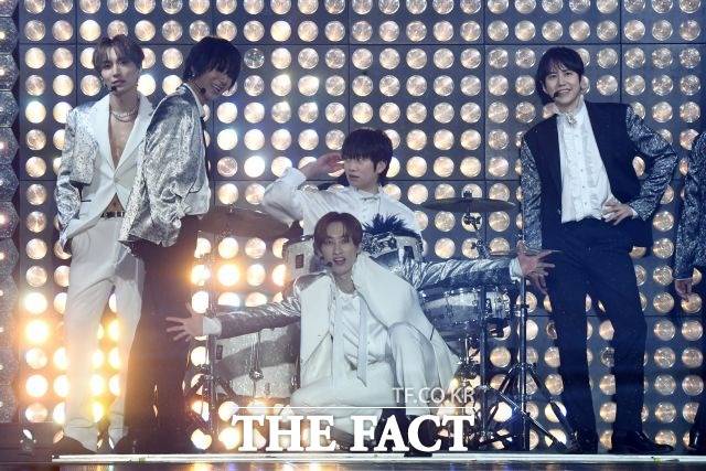 슈퍼주니어는 '2021 더팩트 뮤직 어워즈'에서 베란다 콘서트를 구현하며 페스티벌 같은 무대를 완성했다. /인천=남용희 기자