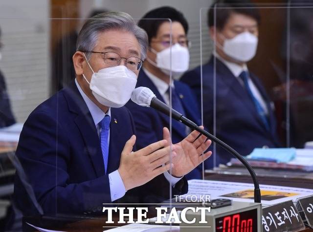 경기도청에서 열린 국회 행정안전위원회 경기도 국정감사에서 박완수 국민의힘 의원이 더불어민주당 대선 후보인 이재명 경기지사를 "1조 원 넘는 토건 사업을 설계하고 특정인에게 수의계약을 몰아준 '왕 토건 세력'"이라고 지적했다. 18일 국정감사에서 질의에 답하고 있는 이 후보. /국회사진취재단