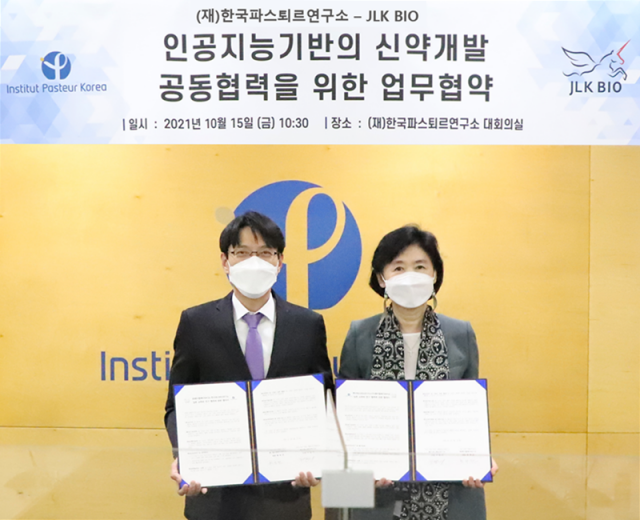 (왼쪽부터) 제이엘케이바이오 황현준 대표이사, 한국파스퇴르연구소 지영미 소장. (사진=한국파스퇴르연구소)