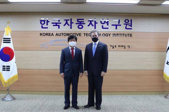 허남용 한자연 원장(왼쪽)과 루이스 알베르토 카스틸리오니 파라과이 산업부 장관은 18일 충남 천안시에 있는 한자연 본원에서 만나 전기차 등 친환경 미래차 기술개발 현황을 진단하고 앞으로의 협력 강화 방안을 논의했다.
사진제공=한국자동차연구원