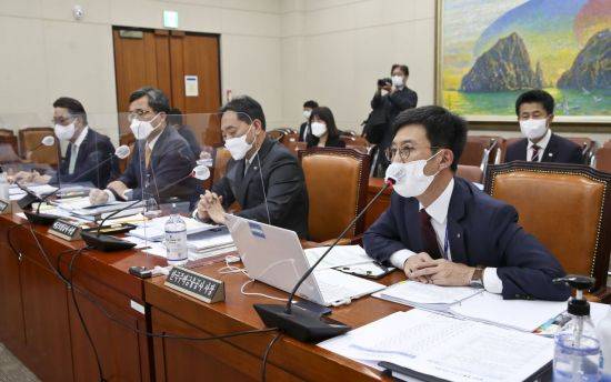 최준우 한국주택금융공사 사장이 18일 국회에서 열린 국회 정무위원회의 예금보험공사 등에 대한 국정감사에 출석, 의원들 질의에 답변하고 있다./윤동주 기자 doso7@
