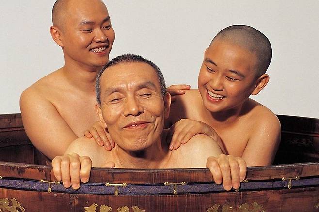 오영수가 스님으로 출연한 영화 '동승'(2002)의 스틸컷. /스펙트럼필름코리아