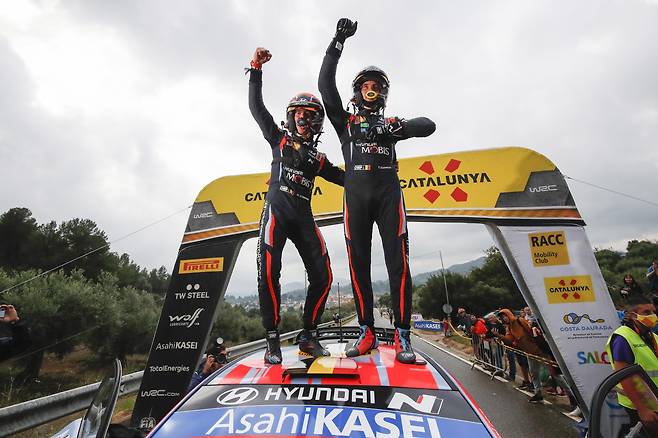 ‘2021 월드랠리챔피언십’ 11차 대회 스페인 랠리에서 우승을 차지한 티에리 누빌(Thierry Neuville) 선수와 코드라이버 마틴 비데거(Martijn Wydaeghe) 선수가 현대자동차 ‘i20 Coupe WRC’ 랠리카 위에 올라 세레모니를 하는 모습./현대자동차 제공