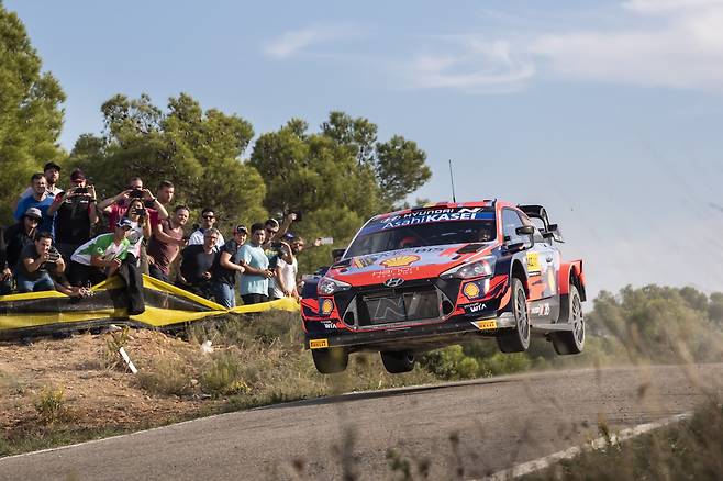‘2021 월드랠리챔피언십’ 11차 대회 스페인 랠리에서 현대자동차 ‘i20 Coupe WRC’ 랠리카가 주행하고 있는 모습./현대자동차 제공
