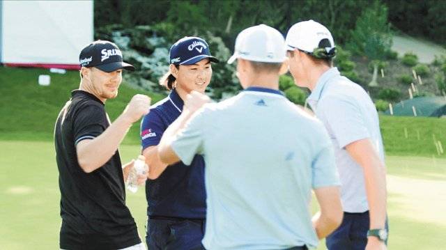 유러피안투어의 숀 크로커, 이민우, 니콜라이 회이고르, 윌코 니나버(왼쪽부터)가 스페인 소토그란데 레알클럽 발데라마 4번홀에서 최단 시간 홀아웃 세계기록(24초75) 달성에 성공한 뒤 기뻐하고 있다. 사진 출처 유러피안투어 홈페이지